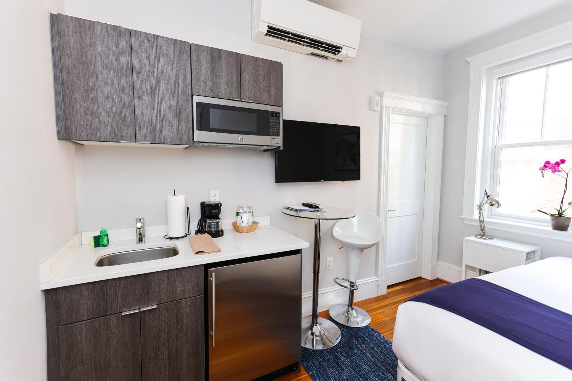 A Stylish Stay W/ A Queen Bed, Heated Floors.. #36 Brookline Exterior photo